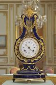 La pendule-lyre du salon des Jeux à Versailles